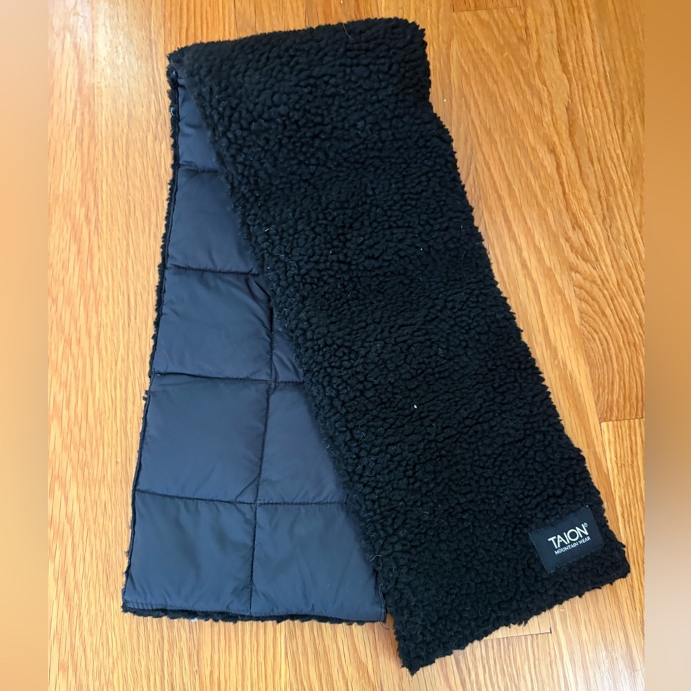 Taion Black Sherpa/puffer black scarf